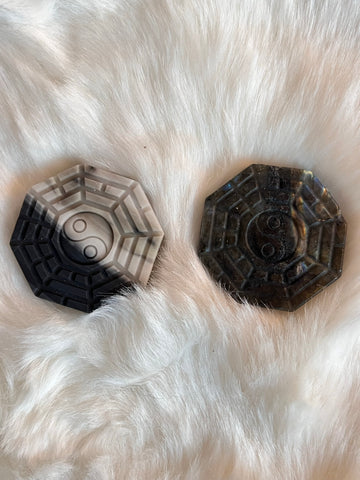 Kompas, labradoriet en jade yin yang, trigrammen