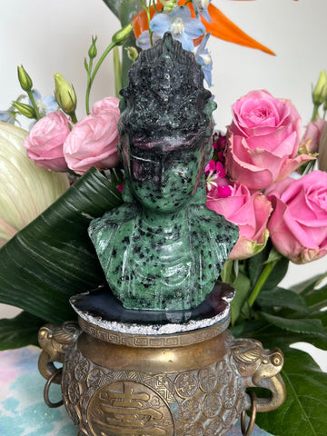 Robijn in zoisiet Guan Yin Godin