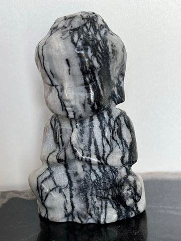 Black net steen Buddha